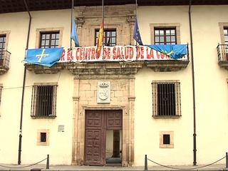 Ayuntamiento de Cangas del Narce con las banderas a media asta 