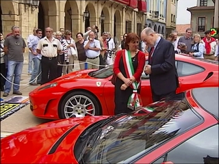 La alcaldesa de Maranello y el alcalde de Oviedo conversan entre dos Ferrari en la plaza del Ayuntamiento de Oviedo