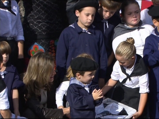 La Princesa recibe dos trajes de sardineras para sus dos hijas