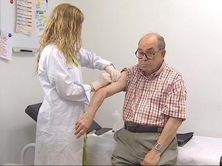 Una enfermera pone la vacuna de la gripe a un paciente
