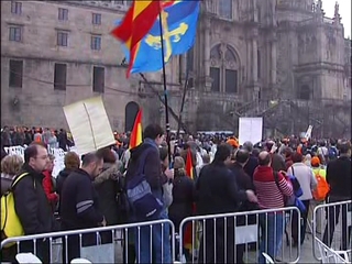 Grupos de asturianos lucen la bandera de Asturias en la plaza del Obradoiro