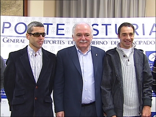 Laso y Santa, junto a Misael Fernández Porrón, director general de Deportes del Principado.