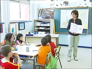 Una maestra enseña a sus alumnos