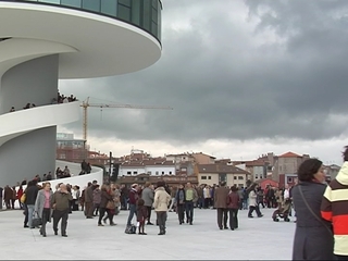 Gente en el Centro Cultural Óscar Niemeyer de Avilés