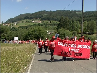 Manifestación de los colectivos afectados por la línea Costa Verde