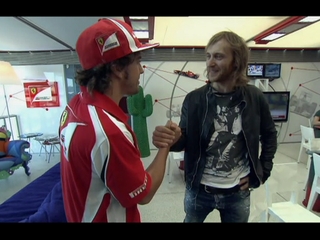 El DJ y productor David Guetta junto al piloto Fernando Alonso