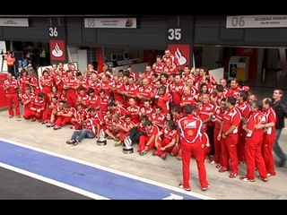 El equipo Ferrari celebra la victoria de Alonso en Silverstone