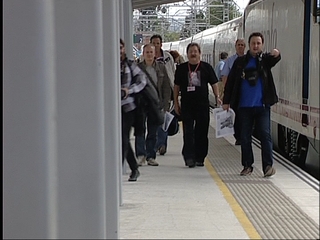 Viajeros del 'Tren Negro' a su llegada a Gijón