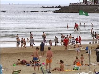 Bandera verde en la playa de San Lorenzo (Gijón)