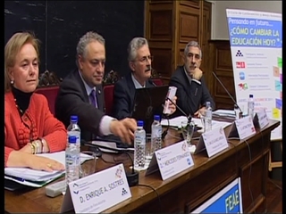 Mesa sobre el futuro de la educación en el Edificio Histórico de la Universidad de Oviedo 