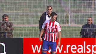 Manolo Sanchez, técnico del Sporting B, observa a Pedro Orfila.