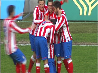 Los jugadores del Atlético de Madrid B celebran un gol.