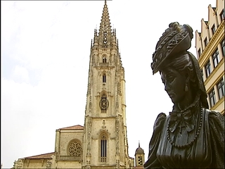 La estatua de La Regenta con la Cateral de Oviedo al fondo