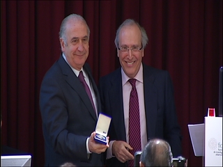 Gotor recibe la Medalla del Instituto Oftalmológico Fernández-Vega