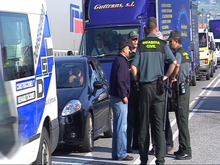 La Guardia Civil escolta camiones en Asturias