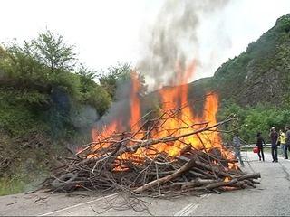 Corte de carretera por una barricada minera