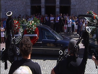 Coche fúnebre a su llegada a la Iglesia Parroquial riosellana