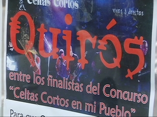 Cartel que anuncia a Quirós como finalista  para albergar un concierto de los Celtas Cortos
