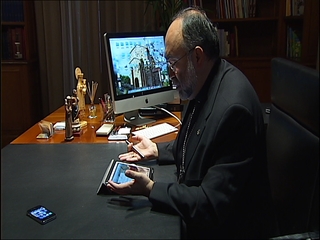 El arzobispo de Oviedo, Jesús Sanz Montes, en su despacho