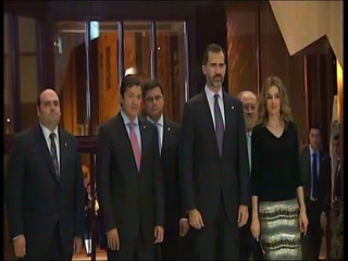Los Príncipes de Asturias posan para los medios a su llegada al Auditorio Príncipe Felipe 