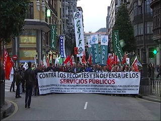 Empleados públicos manifestándose por las calles de Oviedo