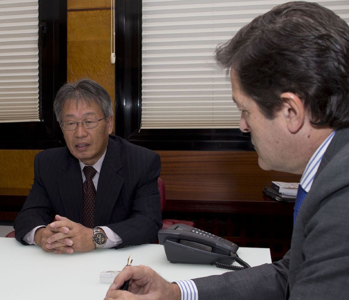 El presidente del Principado, Javier Fernández y el consejero delegado de Suzuki Motor España, Masayoshi Ito