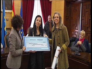 Las empresarias Susana Baragaño y Yolanda Alonso recogiendo el premio