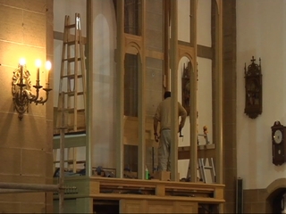 Tecnicos instalan en nuevo organo en la iglesia de Pola de Siero