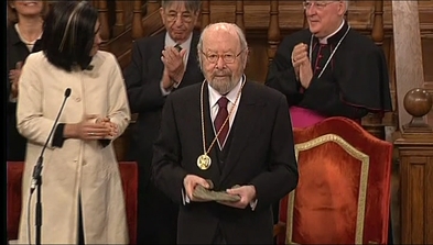 El escritor José Manuel Caballero Bonald con el Premio Cervantes