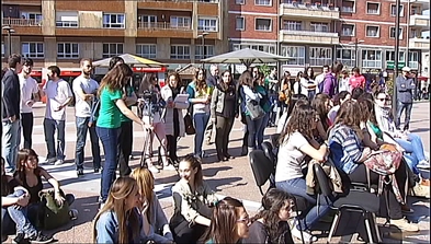 Decenas de universitarios en la plaza de la Gesta en señal de protesta