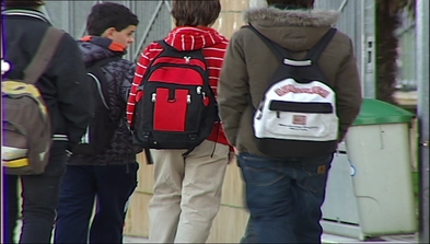 Menores a la entrada del colegio