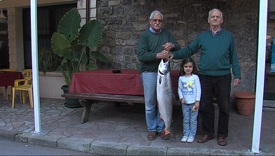 A la derecha el pescador Modesto Sotres posando con el salmón junto a dos familiares