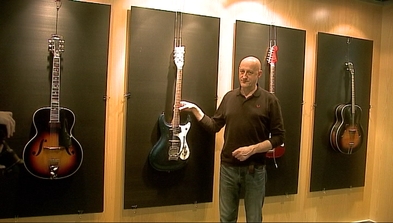 El guitarrista Jorge Ilegal junto a algunas de las guitarras que componen la exposición