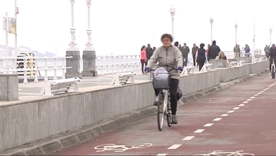 Ciclista circulando por el carril bici del Paseo del Muro 