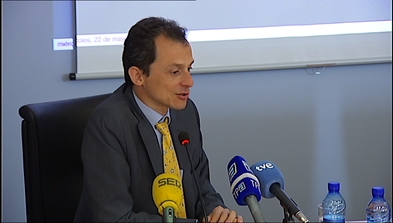 El astronauta Pedro Duque en una charla en Gijón