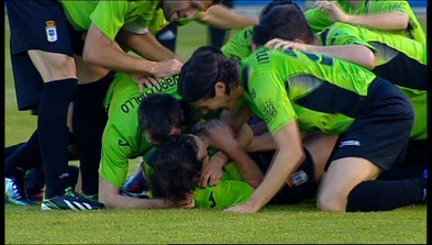 Los jugadores del Real Oviedo celebran el gol de Manu Busto