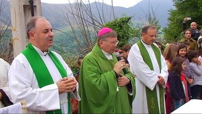 Juan Antonio Menéndez oficia misa en Grado