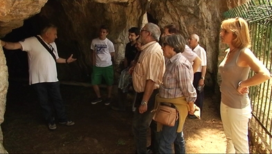 Grupo de personas visitando la Cueva de La Lluera