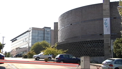 A la derecha la Facultad de Medicina de la Universidad de Oviedo