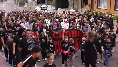 Marcha negra en Zarréu a iniciativa de los profesores del colegio