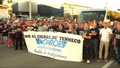 Familiares y compañeros arropan a los trabajadores de Tenneco antes de empreder su viaje a Estrasburgo