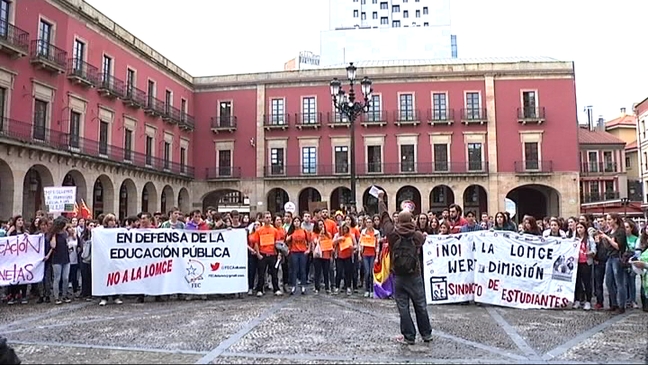 Concentración de estudiantes en la Plaza del Ayuntamiento de Gijón