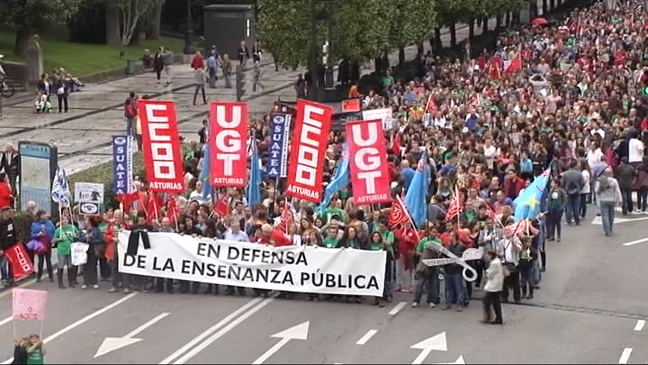 Manifestación por las calles de Oviedo en defensa de la enseñanza pública