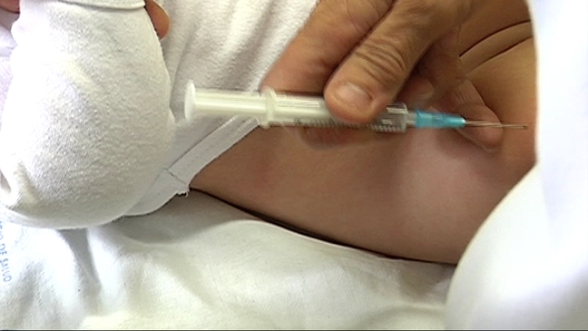 Vacuna a un bebé