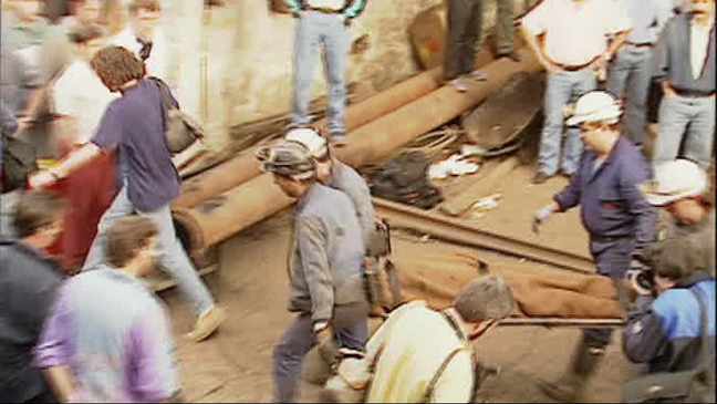 Los mineros trasladan a uno de los fallecidos en el Pozo Nicolasa (1995)