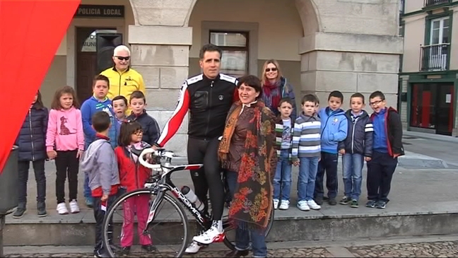 Miguel Indurain posando con varios escolares