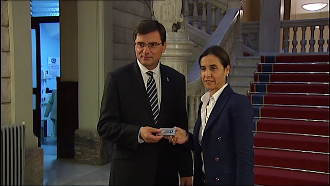   La consejera de Hacienda, Dolores Carcedo, le entrega el lápiz de memoria al presidente del Parlamento, Pedro Sanjurjo