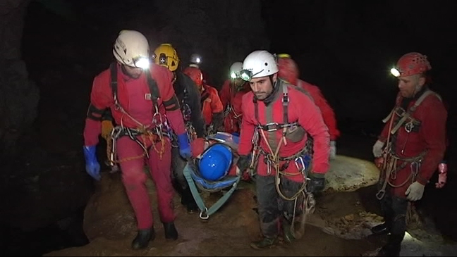 Espeleólogos practicando un rescate en una cueva