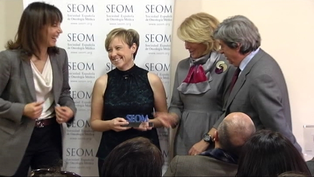 La periodista Milly Cimadevilla recogiendo el premio de la SEOM