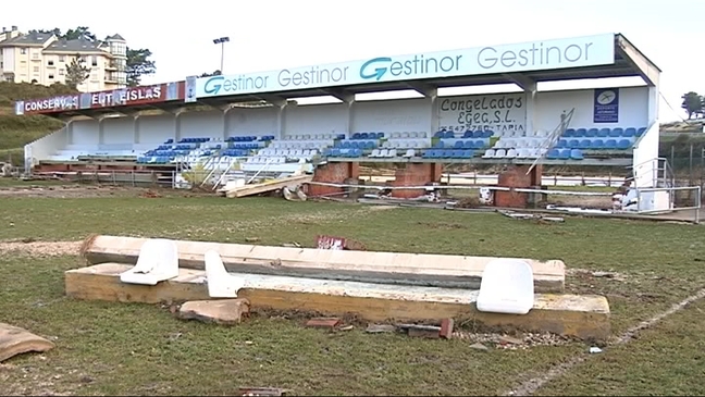 El temporal destroza el campo de fútbol de Tapia de Casariego